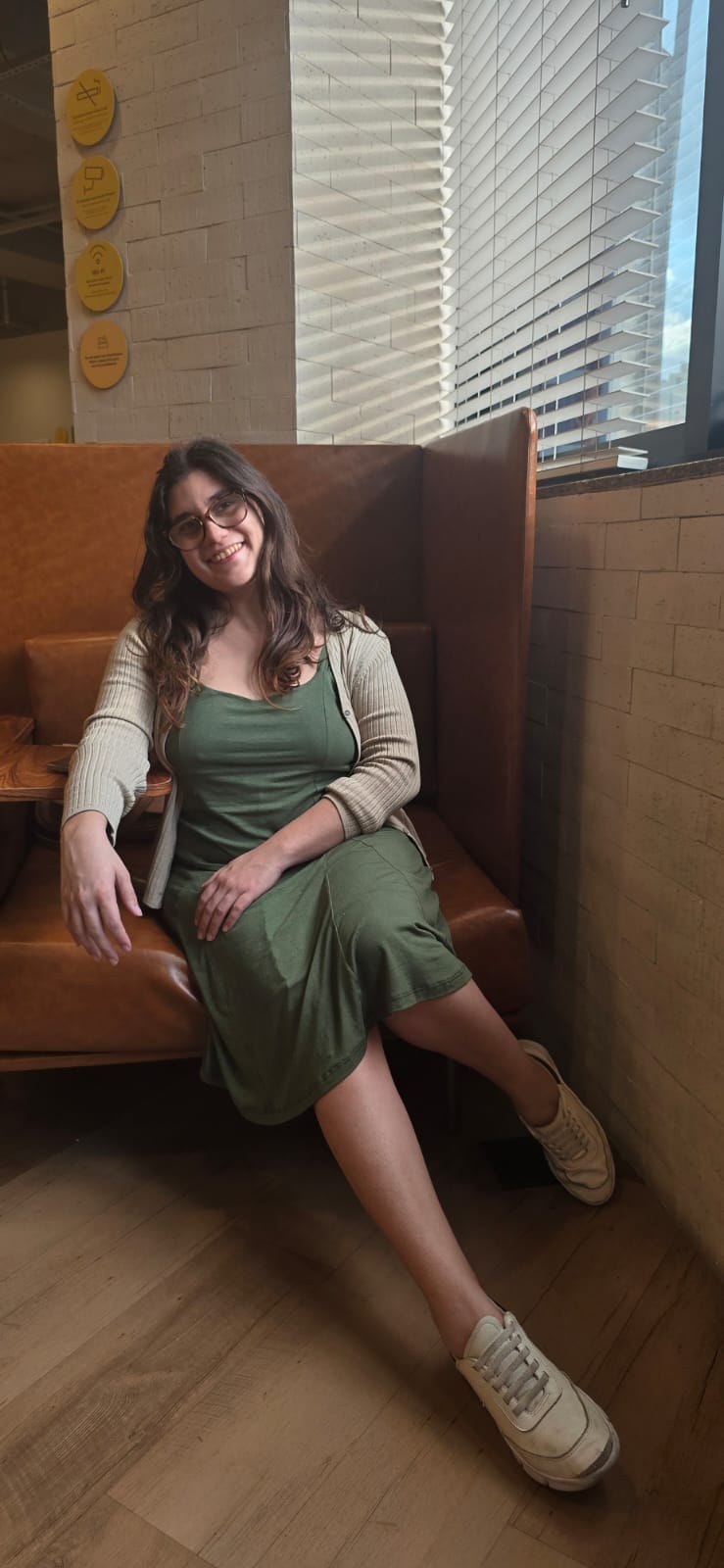Retrato de Lorena Porto em ambiente acolhedor