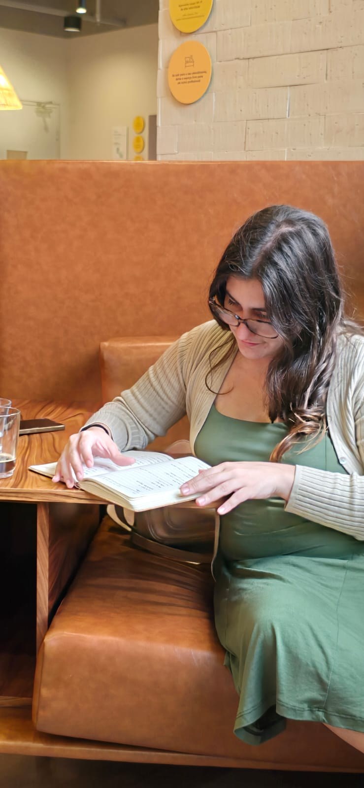 Lorena lendo e fazendo anotações